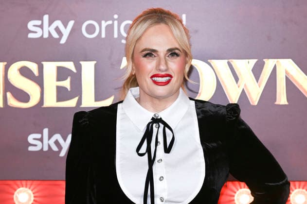 Rebel Wilson bei der Premiere des Sky-Films Tinsel Town Das Wunder von Stoneford im Vue Cinema West End. London, 27.11.2025