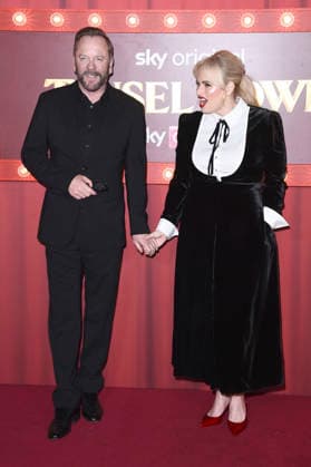 Kiefer Sutherland und Rebel Wilson bei der Premiere des Sky-Films Tinsel Town Das Wunder von Stoneford im Vue Cinema West End. London, 27.11.2025