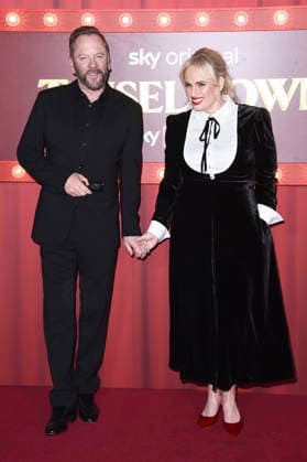 Kiefer Sutherland und Rebel Wilson bei der Premiere des Sky-Films Tinsel Town Das Wunder von Stoneford im Vue Cinema West End. London, 27.11.2025