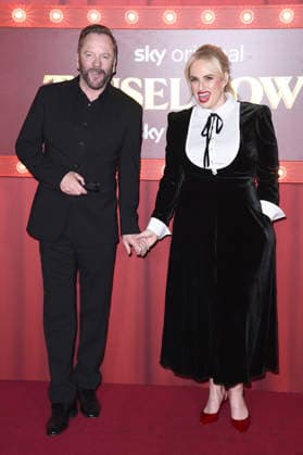 Kiefer Sutherland und Rebel Wilson bei der Premiere des Sky-Films Tinsel Town Das Wunder von Stoneford im Vue Cinema West End. London, 27.11.2025