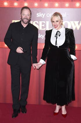 Kiefer Sutherland und Rebel Wilson bei der Premiere des Sky-Films Tinsel Town Das Wunder von Stoneford im Vue Cinema West End. London, 27.11.2025