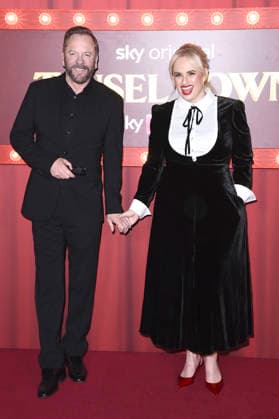 Kiefer Sutherland und Rebel Wilson bei der Premiere des Sky-Films Tinsel Town Das Wunder von Stoneford im Vue Cinema West End. London, 27.11.2025