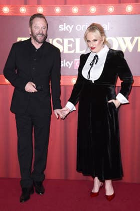 Kiefer Sutherland und Rebel Wilson bei der Premiere des Sky-Films Tinsel Town Das Wunder von Stoneford im Vue Cinema West End. London, 27.11.2025