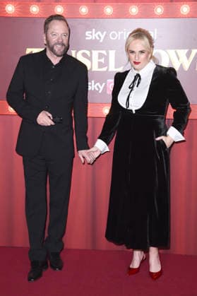 Kiefer Sutherland und Rebel Wilson bei der Premiere des Sky-Films Tinsel Town Das Wunder von Stoneford im Vue Cinema West End. London, 27.11.2025