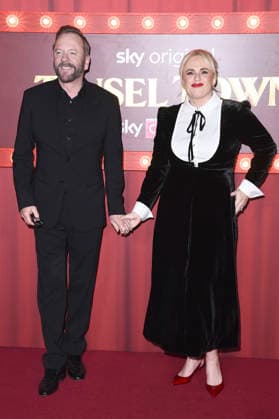 Kiefer Sutherland und Rebel Wilson bei der Premiere des Sky-Films Tinsel Town Das Wunder von Stoneford im Vue Cinema West End. London, 27.11.2025