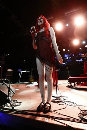 FOTO IPP MIPA MILANO 27 11 2025 CONCERTO SOPHIE AND THE GIANTS NELLA FOTO : LA CANTANTE SOPHIE LOUISE SCOTT Italy Photo Press - World Copyright