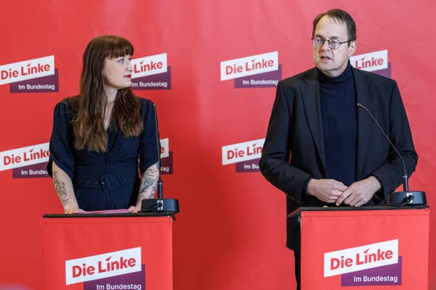 News Bilder des Tages Statement Die Linke Heidi Reichinnek und Soeren Pellmann bei einem Statement Die Linke am 28.11.25 in Berlin. Berlin Berlin Deutschland Reichstag *** Statement Die Linke Heidi Reichinnek and Soeren Pellmann at a statement Die Linke on 28 11 25 in Berlin Berlin Germany Reichstag