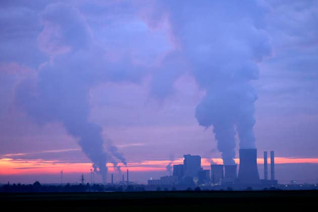 Strommasten, Windräder und das Kohlekraftwerk Niederaußem des Stromkonzerns RWE stehen im Abendlicht in der kalten Winterluft. Die dem sogenannten Industriestrompreis sollen energieintensive Branchen in Deutschland entlastet werden. (Themenbild, Symbolbild). Bergheim, 27.11.2025 NRW Deutschland Copyright: xChristophxHardtx