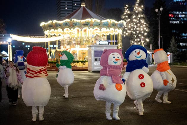 Entertainers in snowman costumes work at the National Expocenter of Ukraine Complex (VDNG), Kyiv, Ukraine, November 27, 2025. On November 29, the eleventh season of the Winter Country project opens at VDNG. In the central square of the National Expocenter of Ukraine, visitors will enjoy a winter slide, Ferris wheel, carousel, and other attractions. Nearby, a Christmas fair will come to life, while a food court offers festive treats just a short stroll away. (Photo by Danylo Antoniuk Ukrinform) Preparations for Christmas and New Year holidays in Kyiv  Copyright: xDanyloxAntoniukx