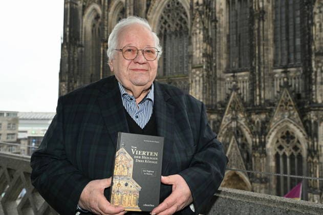 Entertainment Bilder des Tages Autor Prof. Dr. Theol. Manfred Becker Huberti posiert bei der Vorstellung seines neuen Buchs Vom Vierten der Heiligen Drei Könige *** Author Prof Dr Theol Manfred Becker Huberti poses at the launch of his new book Vom Vierten der Heiligen Drei Könige (The Fourth of the Magi)