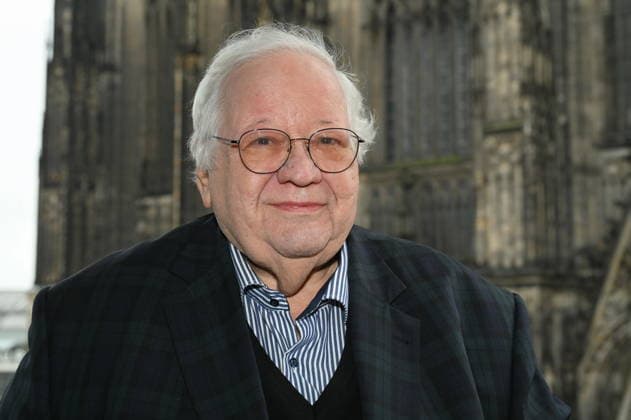 Autor Prof. Dr. Theol. Manfred Becker Huberti posiert bei der Vorstellung seines neuen Buchs Vom Vierten der Heiligen Drei Könige