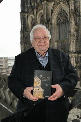 Autor Prof. Dr. Theol. Manfred Becker Huberti posiert bei der Vorstellung seines neuen Buchs Vom Vierten der Heiligen Drei Könige