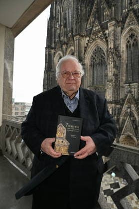 Autor Prof. Dr. Theol. Manfred Becker Huberti posiert bei der Vorstellung seines neuen Buchs Vom Vierten der Heiligen Drei Könige