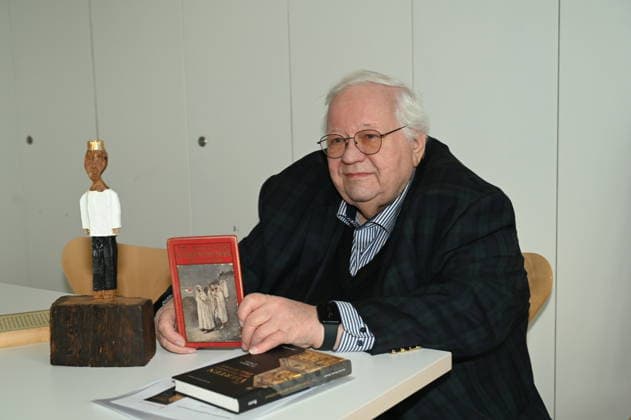Autor Prof. Dr. Theol. Manfred Becker Huberti posiert bei der Vorstellung seines neuen Buchs Vom Vierten der Heiligen Drei Könige