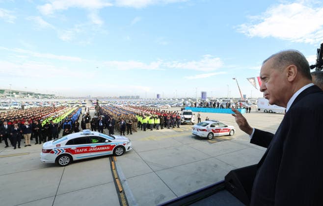 News Bilder des Tages Turkish President Recep Tayyip Erdogan ISTANBUL, TURKIYE - NOVEMBER 28: (----EDITORIAL USE ONLY - MANDATORY CREDIT - TURKISH PRESIDENCY MURAT CETINMUHURDAR HANDOUT - NO MARKETING NO ADVERTISING CAMPAIGNS - DISTRIBUTED AS A SERVICE TO CLIENTS----) Turkish President Recep Tayyip Erdogan attends commissioning ceremony of 9,200 new vehicles within gendarmerie, police forces and coast guard at Istanbul Ataturk Airport in Istanbul, Turkiye on November 28, 2025. TUR Presidency Murat Cetinmuhurdar Anadolu Ankara Turkey. Editorial use only. Please get in touch for any other usage.  Copyright: x2025xAnadoluxTURxPresidency MuratxCetinmuhurdarx