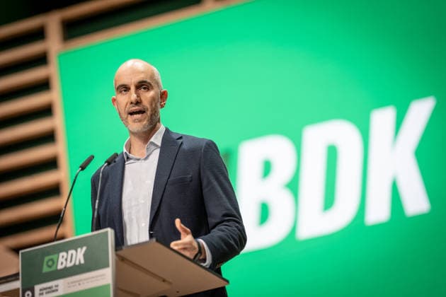 Belit Onay, Oberbürgermeister von Hannover, hält seine Rede als lokaler Gastgeber;Bündnis 90 Die Grünen Bundesparteitag 51. Bundesdelegiertenkonferenz in Hannover, Hannover Niedersachsen Deutschland Messe, Halle 7