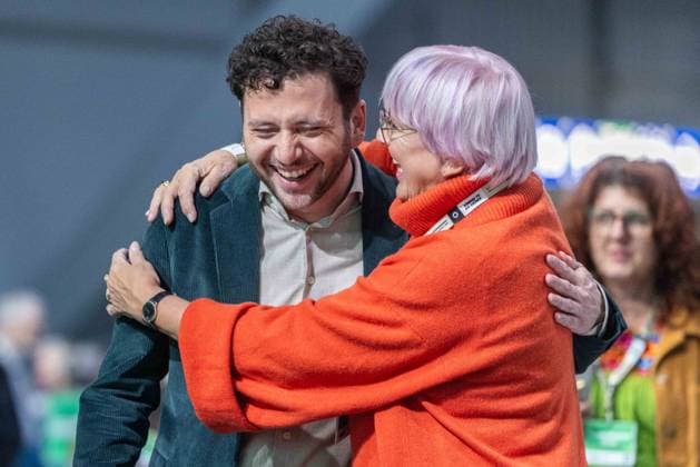 News Bilder des Tages 51. Bundesdelegiertenkonferenz von Bündnis 90 Die Grünen am 28.11.2025 in der Messe Hannover Felix Banaszak ( Bundesvorsitzender Bündnis 90 Die Grünen ), links - Claudia Roth ( MdB Bündnis 90 Die Grünen ), rechts *** 51 Federal Delegates Conference of Bündnis 90 Die Grünen on 28 11 2025 at Messe Hannover Felix Banaszak Federal Chairman Bündnis 90 Die Grünen , left Claudia Roth MdB Bündnis 90 Die Grünen , right xJRx