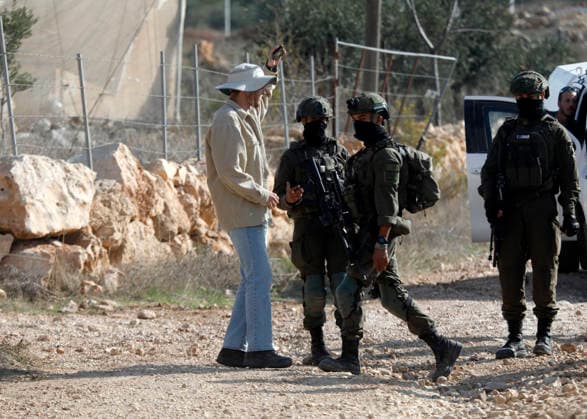 News Bilder des Tages Israeli forces and Israeli settlers block Palestinian farmers trying to access to their agricultural fields Israeli forces and Israeli settlers block Palestinian farmers trying to access to their agricultural fields, with stun grenades and tear gas in the town of Tarqumiyah, in Hebron, West Bank on November 28, 2025. Photo by Mamoun Wazwaz apaimages Hebron West Bank Palestinian Territory 281125_Hebron_MW_00(19) Copyright: xapaimagesxMamounxWazwazx xapaimagesx