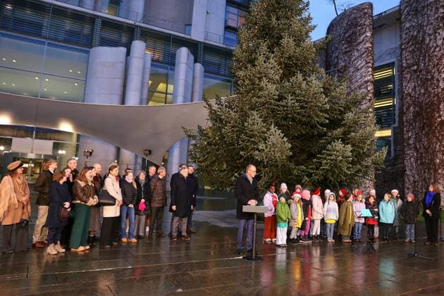 News Bilder des Tages Berlin, Deutschland, 28.11.2025: Bundeskanzleramt: Bildtermin bei der Übergabe des Weihnachtsbaumes für das Bundeskanzleramt: Bundeskanzler Friedrich Merz (CDU) hält eine Rede bei der Übergabe der Nordmann-Tanne *** Berlin, Germany, 28 11 2025 Federal Chancellery Picture event at the handover of the Christmas tree for the Federal Chancellery Federal Chancellor Friedrich Merz CDU gives a speech at the handover of the Nordmann fir tree Copyright: xdtsxNachrichtenagenturx dts_95744