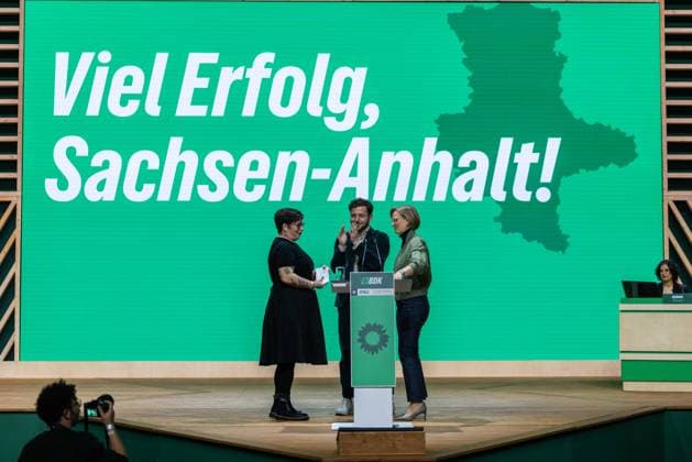 51. Bundesdelegiertenkonferenz von Bündnis 90 Die Grünen am 28.11.2025 in der Messe Hannover Susan Sziborra-Seidlitz ( Spitzenkandidatin Landtagswahl Sachsen-Anhalt Bündnis 90 Die Grünen ), links - Felix Banaszak ( Bundesvorsitzender Bündnis 90 Die Grünen ), mitte - Franziska Brantner ( Bundesvorsitzende Bündnis 90 Die Grünen ), rechts Bildschirm mit der Aufschrift: Viel Erfolg, Sachsen-Anhalt! *** 51 Federal Delegates Conference of Bündnis 90 Die Grünen on 28 11 2025 at the Hanover Exhibition Center Susan Sziborra Seidlitz top candidate for the state parliamentary elections Saxony Anhalt Bündnis 90 Die Grünen , left Felix Banaszak Federal Chairman Bündnis 90 Die Grünen , center Franziska Brantner Federal Chairwoman Bündnis 90 D xJRx