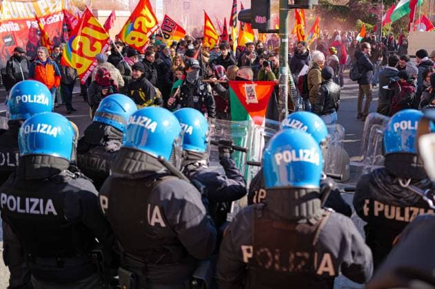 News Bilder des Tages Turin, demonstration on the occasion of the general strike of November 28, 2025. In the photo: riot police and protesters  Copyright: xRiccardoxGIordanox xipa-agency.netx xRiccardoxGiordanox IPA_Agency_IPA68483101