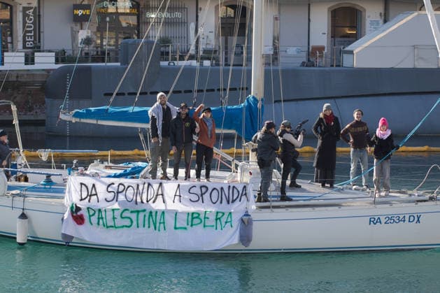 News Bilder des Tages November 28, 2025, Berlin, Berlin, Germany: Greta Thunberg , Thiago Avila and JosoÂ¨ Nivoi, acrivistis of the Global Sumud Flotilla and Francesca Albanese, arrive in the port of Genova on a boat with a banner From shore to shore, Free Palestine Berlin Germany - ZUMAb284 20251128_zip_b284_009 Copyright: xZairaxBiaginix