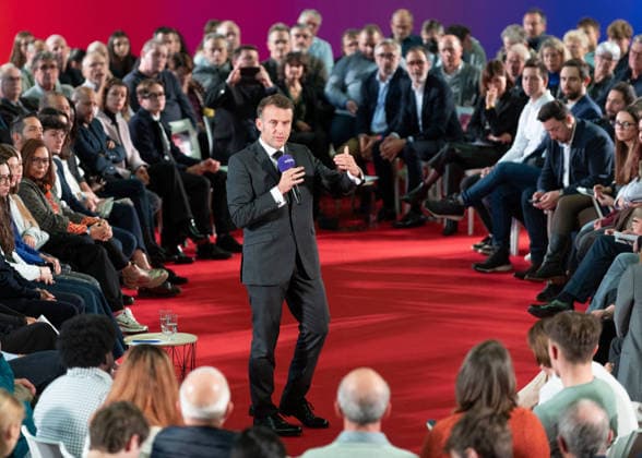 News Bilder des Tages Macron meets readers of the Ebra group - Mirecourt French President Emmanuel Macron delivers a speech during a meeting with selected readers of the Ebra group, a French regional daily newspaper group operating in eastern France, in Mirecourt, on November 28, 2025. Photo by Christine Biau Pool ABACAPRESS.COM Mirecourt France  Copyright: xABACAx