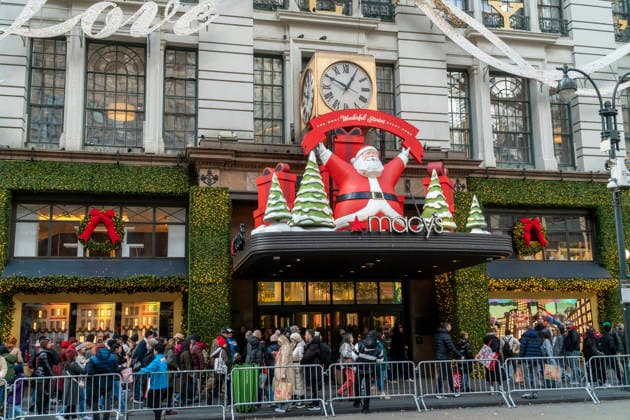 News Bilder des Tages They™re b-a-a-a-a-ck, shoppers celebrate Black Friday in New York Hordes of shoppers throng the Macy s Herald Square flagship store in New York anxious to shop on the day after Thanksgiving, Black Friday, November 28, 2025 The National Retail Federation is predicting that holiday sales will top $1 trillion for the first time, 3.7% 4.2% over last year. (  RichardxB.xLevine