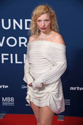 Luisa-Celine Gaffron bei der Festival-Eröffnung von AROUND THE WORLD IN 14 FILMS im Kino in der Kulturbrauerei in Berlin am 28.11.2025