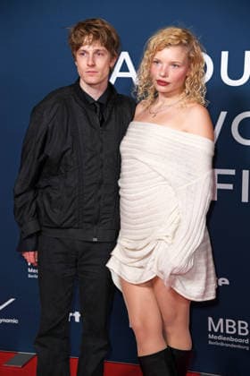 Louis Hofmann, Luisa-Celine Gaffron bei der Festival-Eröffnung von AROUND THE WORLD IN 14 FILMS im Kino in der Kulturbrauerei in Berlin am 28.11.2025