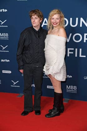 Louis Hofmann, Luisa-Celine Gaffron bei der Festival-Eröffnung von AROUND THE WORLD IN 14 FILMS im Kino in der Kulturbrauerei in Berlin am 28.11.2025