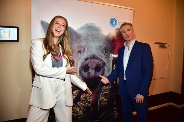 News Bilder des Tages Deutscher Tierschutzpreis 2025 Nina Eichinger mit Hannes Jaenicke Deutscher Tierschutzpreis 2025 wird in Berlin verliehen Auszeichnung für Hannes Jaenicke und ehrenamtlich Aktive im Humboldt Carrre in Berlin am 28.11.2025 *** German Animal Welfare Award 2025 Nina Eichinger with Hannes Jaenicke German Animal Welfare Award 2025 to be presented in Berlin Award for Hannes Jaenicke and volunteers at the Humboldt Carrre in Berlin on 28 11 2025 Photopress Mueller
