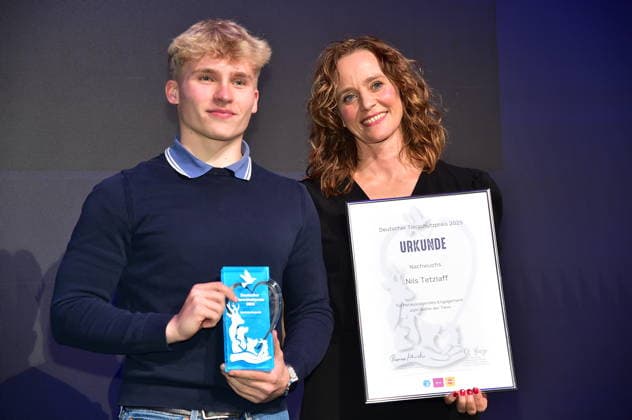 Deutscher Tierschutzpreis 2025 Gewinner Nachwuchspreis 2025, Nils Tetzlaff mit Kate Kitchenham, hundkatzemaus, Moderatorin von VOX Deutscher Tierschutzpreis 2025 wird in Berlin verliehen Auszeichnung für Hannes Jaenicke und ehrenamtlich Aktive im Humboldt Carrre in Berlin am 28.11.2025