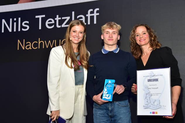 Deutscher Tierschutzpreis 2025 Nina Eichinger, Gewinner Nachwuchspreis 2025, Nils Tetzlaff mit Kate Kitchenham, hundkatzemaus, Moderatorin von VOX Deutscher Tierschutzpreis 2025 wird in Berlin verliehen Auszeichnung für Hannes Jaenicke und ehrenamtlich Aktive im Humboldt Carrre in Berlin am 28.11.2025