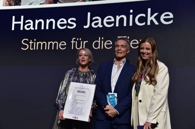 Deutscher Tierschutzpreis 2025 Judith Adlhoc, Hannes Jaenicke (Stimme für die Tiere) Nina Eichinger Deutscher Tierschutzpreis 2025 wird in Berlin verliehen Auszeichnung für Hannes Jaenicke und ehrenamtlich Aktive im Humboldt Carrre in Berlin am 28.11.2025