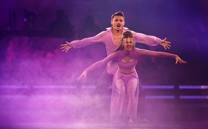 Let s Dance Live Tour 2025 in Erfurt EDITORIAL USE ONLY NUR ZUR REDAKTIONELLEN NUTZUNG 28.11.2025, Erfurt, Messehalle, Let™s Dance - Das Original Live-Tour 2025 im Bild: Ann-Kathrin Bendixen und Zsolt Sandor Czeke