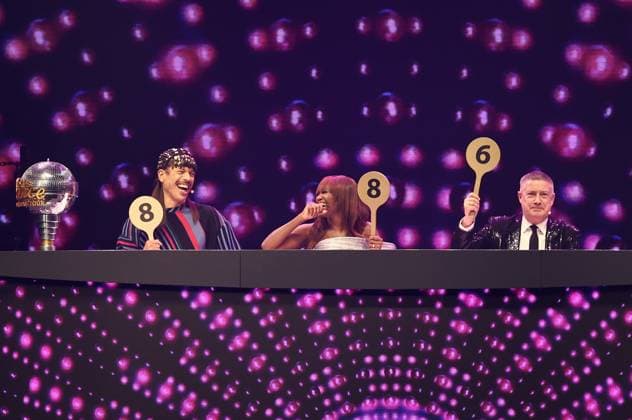 Let s Dance Live Tour 2025 in Erfurt EDITORIAL USE ONLY NUR ZUR REDAKTIONELLEN NUTZUNG 28.11.2025, Erfurt, Messehalle, Let™s Dance - Das Original Live-Tour 2025 im Bild: Jorge Gonzalez, Motsi Mabuse, Joachim Llambi in der Jury mit der Wertung fuer Ann-Kathrin Bendixen und Zsolt Sandor Czeke