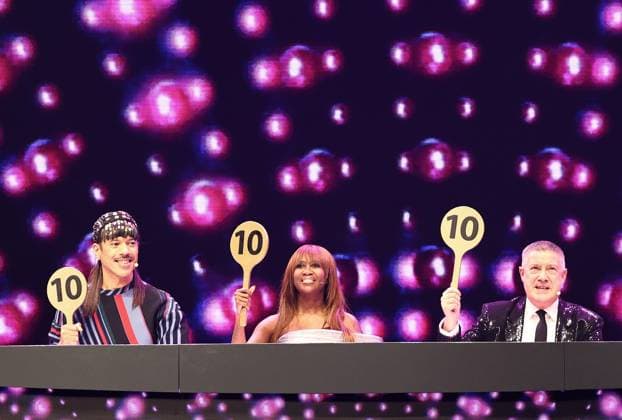 Let s Dance Live Tour 2025 in Erfurt EDITORIAL USE ONLY NUR ZUR REDAKTIONELLEN NUTZUNG 28.11.2025, Erfurt, Messehalle, Let™s Dance - Das Original Live-Tour 2025 im Bild: Jorge Gonzalez, Motsi Mabuse und Joachim Llambi in der Jury mit der Wertung fuer Mark Keller und Kathrin Menzinger