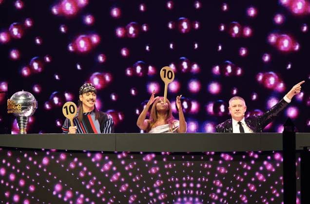 Let s Dance Live Tour 2025 in Erfurt EDITORIAL USE ONLY NUR ZUR REDAKTIONELLEN NUTZUNG 28.11.2025, Erfurt, Messehalle, Let™s Dance - Das Original Live-Tour 2025 im Bild: Jorge Gonzalez, Motsi Mabuse und Joachim Llambi in der Jury mit der Wertung fuer Diego Pooth und Ekaterina Leonova