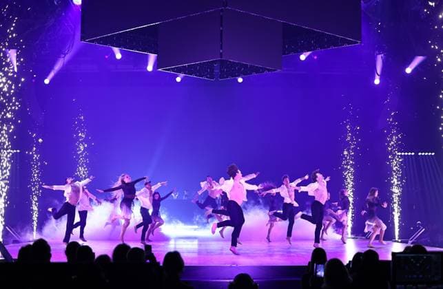 Let s Dance Live Tour 2025 in Erfurt EDITORIAL USE ONLY NUR ZUR REDAKTIONELLEN NUTZUNG 28.11.2025, Erfurt, Messehalle, Let™s Dance - Das Original Live-Tour 2025 im Bild: Tanzeinlage der Profitaenzer und Profitaenzerinnen