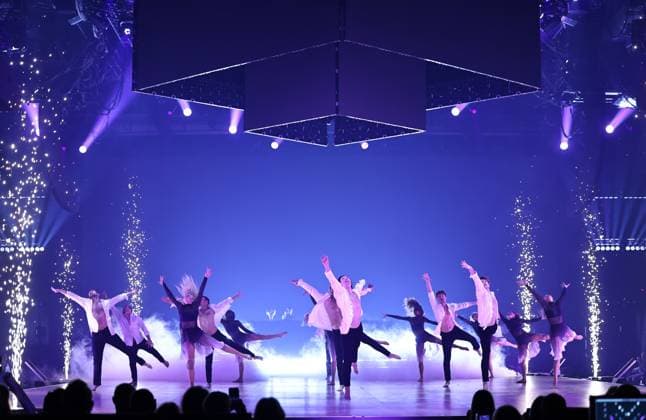 Let s Dance Live Tour 2025 in Erfurt EDITORIAL USE ONLY NUR ZUR REDAKTIONELLEN NUTZUNG 28.11.2025, Erfurt, Messehalle, Let™s Dance - Das Original Live-Tour 2025 im Bild: Tanzeinlage der Profitaenzer und Profitaenzerinnen