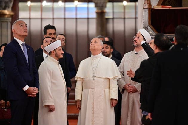 Pope Leo XIV in Istanbul ISTANBUL, TURKIYE - NOVEMBER 29: Pope Leo XIV, accompanied by the Turkish Minister of Culture and Tourism Mehmet Nuri Ersoy and the mosque officials, visits the Sultanahmet Mosque in Istanbul, Turkiye on November 29, 2025. Abdulhamid Hosbas Anadolu Istanbul Turkey. Editorial use only. Please get in touch for any other usage.  Copyright: x2025xAnadoluxAbdulhamidxHosbasx