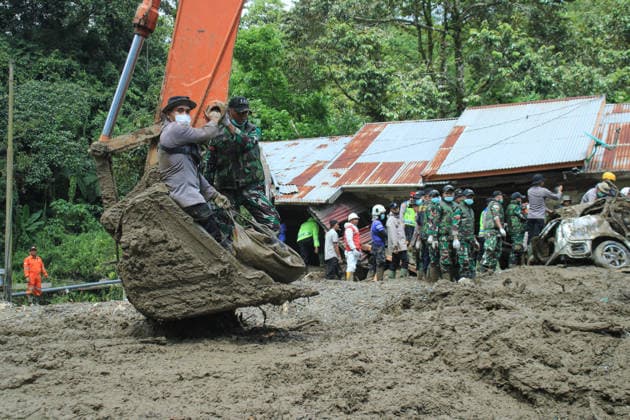 61 Died: Aftermath of Flash flood in West Sumatra Indonesia WEST SUMATRA, INDONESIA - NOVEMBER 29: The joint SAR carry bodies with excavator aftermath of flash flood which ravaged homes, mosque and severed road access in Padang Panjang, West Sumatera Province, Indonesia on November 29, 2025. At least 61 people have been killed including children and 90 others remain missing after floods and landslides struck several areas across West Sumatra. Adi Prima Anadolu West Sumatra Indonesia. Editorial use only. Please get in touch for any other usage.  Copyright: x2025xAnadoluxAdixPrimax