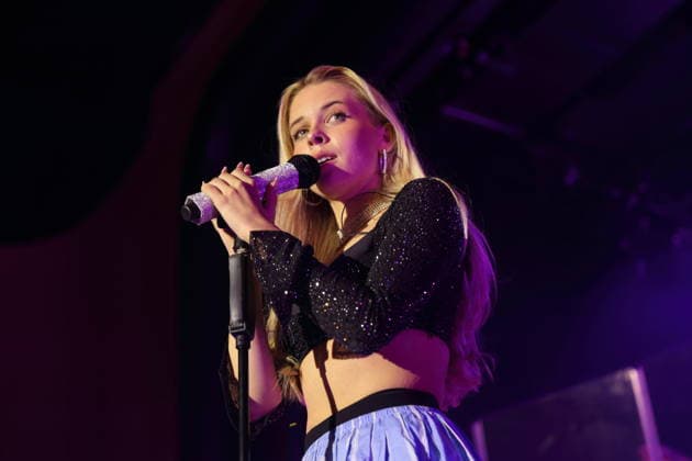 Katja Keuter alias Kati K bei einem Konzert im Columbia Theater in Berlin, 28. November 2025. Kati K Konzert Berlin