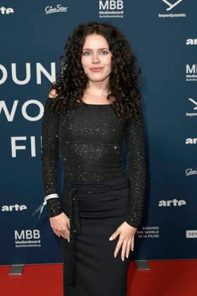 Marie Schnoell bei der Festivaleröffnung und der Premiere des Kinofilms Sentimental Value beim 20. Weltkinofestival Around the World in 14 Films im Kino in derKulturBrauerei. Berlin, 28.11.2025