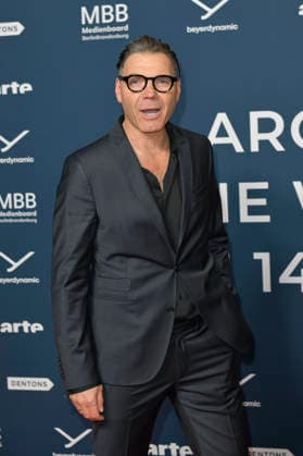 Max Hopp bei der Festivaleröffnung und der Premiere des Kinofilms Sentimental Value beim 20. Weltkinofestival Around the World in 14 Films im Kino in derKulturBrauerei. Berlin, 28.11.2025