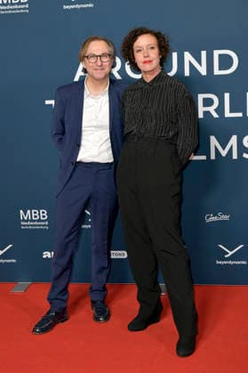 Bernhard Karl und Maria Schrader bei der Festivaleröffnung und der Premiere des Kinofilms Sentimental Value beim 20. Weltkinofestival Around the World in 14 Films im Kino in derKulturBrauerei. Berlin, 28.11.2025