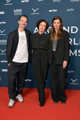 Jonas Dornbach, Maria Schrader und Janine Jackowski bei der Festivaleröffnung und der Premiere des Kinofilms Sentimental Value beim 20. Weltkinofestival Around the World in 14 Films im Kino in derKulturBrauerei. Berlin, 28.11.2025