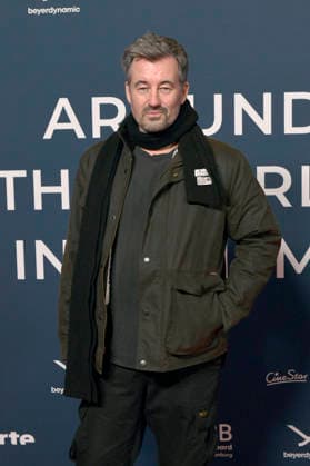 Christian Schwochow bei der Festivaleröffnung und der Premiere des Kinofilms Sentimental Value beim 20. Weltkinofestival Around the World in 14 Films im Kino in derKulturBrauerei. Berlin, 28.11.2025