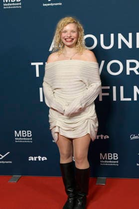 Luisa-Celine Gaffron bei der Festivaleröffnung und der Premiere des Kinofilms Sentimental Value beim 20. Weltkinofestival Around the World in 14 Films im Kino in derKulturBrauerei. Berlin, 28.11.2025